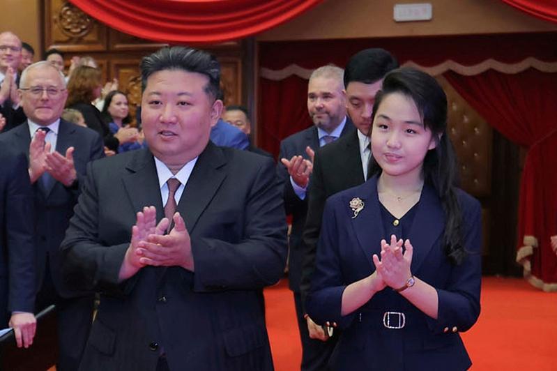 北韩官媒6月释出最高领导人金正恩(左)携女儿金主爱(右)出席活动照片。(美联社)