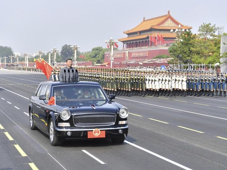 9月3日，纪念中国人民抗日战争暨世界反法西斯战争胜利80周年大会在北京举行。图为习近平乘红旗检阅车，经过金水桥，驶上长安街。（新华社）