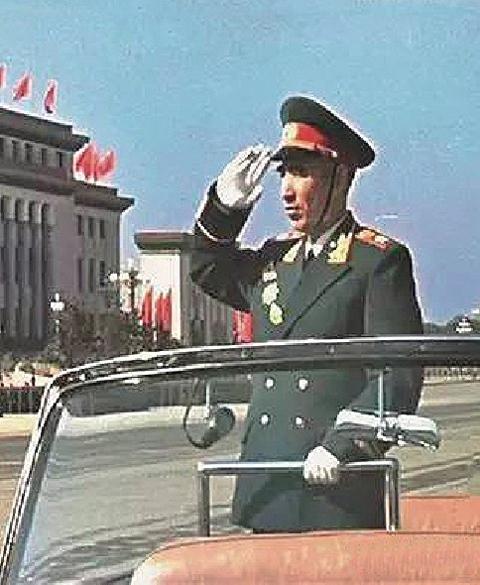 9月3日，纪念中国人民抗日战争暨世界反法西斯战争胜利80周年大会在北京举行。图为习近平乘红旗检阅车，经过金水桥，驶上长安街。（新华社）