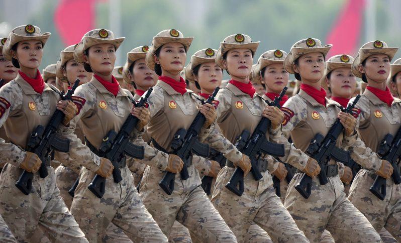 女民兵方队接受检阅。(新华社)