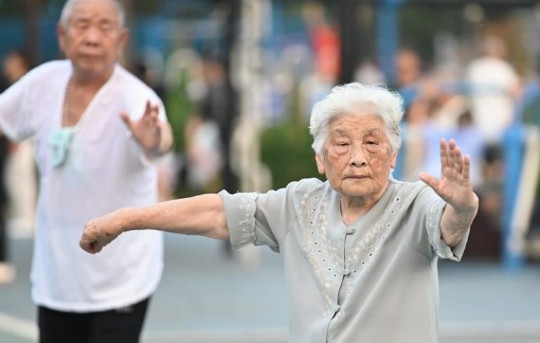 北京一位老人正在练习太极拳。示意图。（新华社）