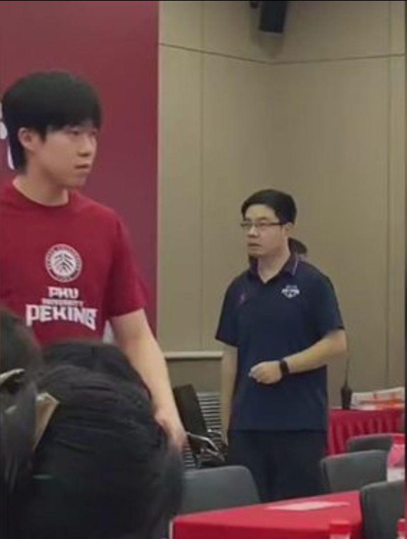 王楚钦现身北京大学正式报到。(视频截屏)