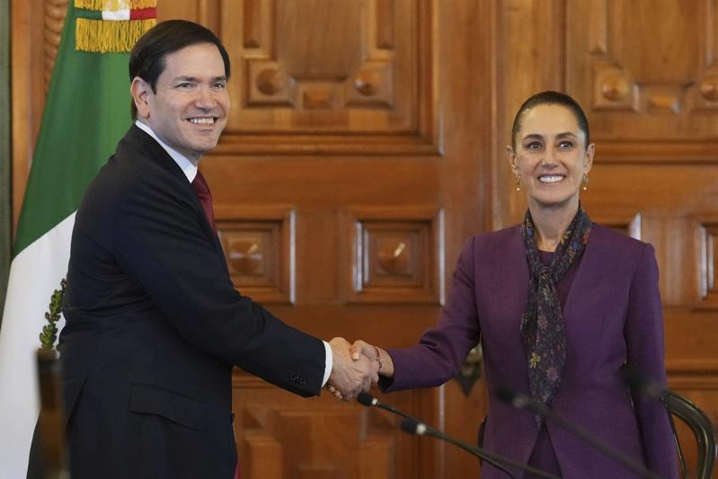 美国国务卿鲁比欧(Marco Rubio,左)3日在墨西哥市与墨西哥总统薛恩鲍姆(Claudia Sheinbaum,右)会面。美联社