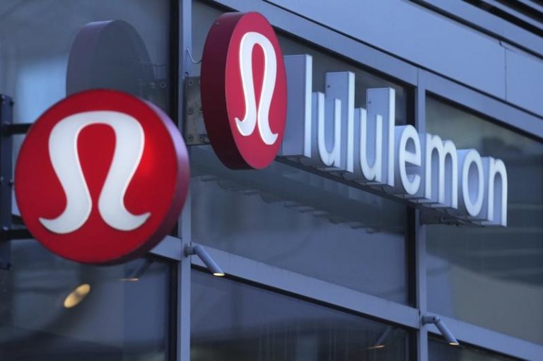 Lululemon 4日又下修财测，盘后股价重挫。   (美联社)