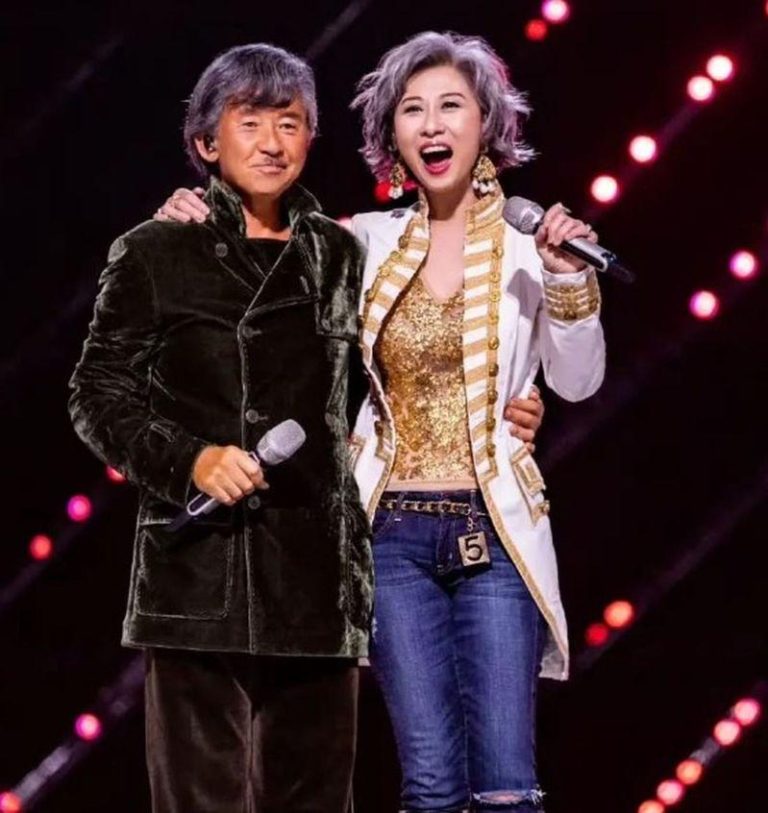 林子祥(左)与叶蒨文结婚29年一直十分恩爱。(取材自微博)