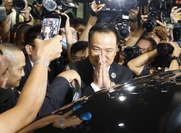 泰自豪党（Bhumjaithai Party）领袖阿努廷（Anutin Charnvirakul，中）今天赢得泰国众议院过半票数，成为新总理。欧新社