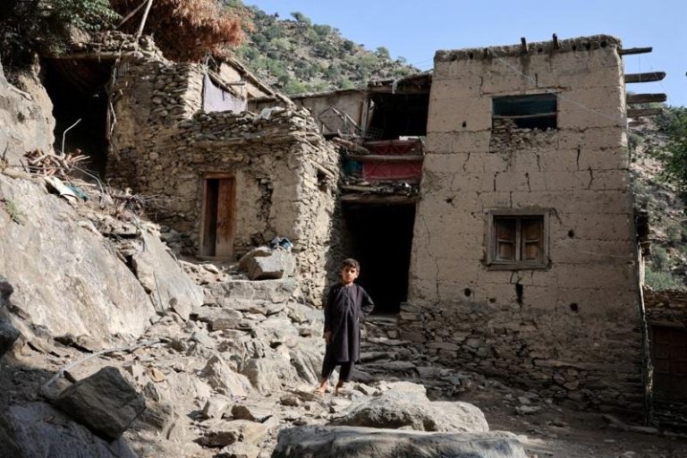 阿富汗发生强烈地震，当局称至少造成2200人罹难。图为4日一名男孩站在导她的房屋前。路透