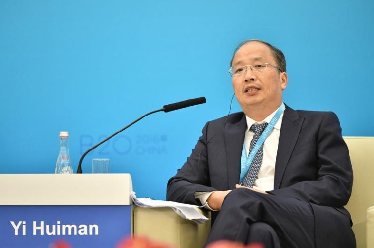 证监会前主席易会满，传出被调查，但官方尚未证实。图为易会满先前在工商峰会上发言。(新华社)