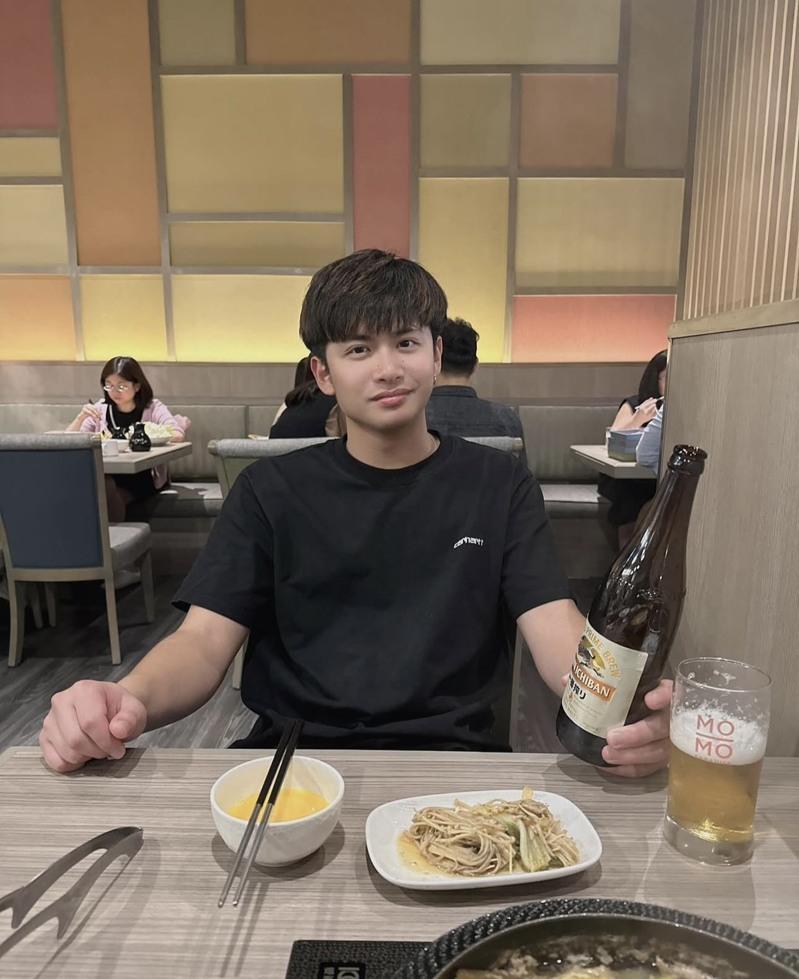 江祖平（左）拍三立「愿望」现场，右边耳机男是龚益霆。图／摘自IG