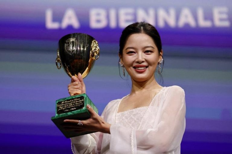 中国女星辛芷蕾凭借导演蔡尚君作品「日挂中天」，获颁第82届威尼斯影展最佳女演员奖。（路透）