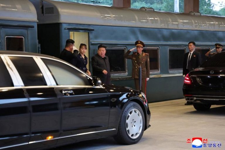 金正恩参加中国「九三阅兵」后，搭乘绿皮专车返回北韩，金主爱紧跟在爸爸身后。（路透）