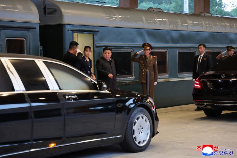 金正恩参加中国「九三阅兵」后，搭乘绿皮专车返回北韩，金主爱紧跟在爸爸身后。（路透）