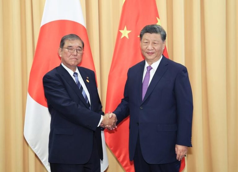 中国国家主席习近平（右）和日本首相石破茂（左）去年11月在秘鲁首都利马举行的亚太经济合作会议领袖会议场边会面。（新华社）