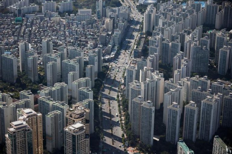 南韩政府为抑制房价，未来五年将在大首尔地区兴建135万户新房。  （路透）