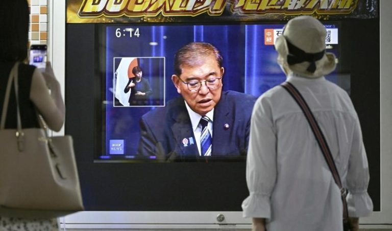 日本民众通过电视观看首相石破茂7日宣布辞职的记者会。（美联社）