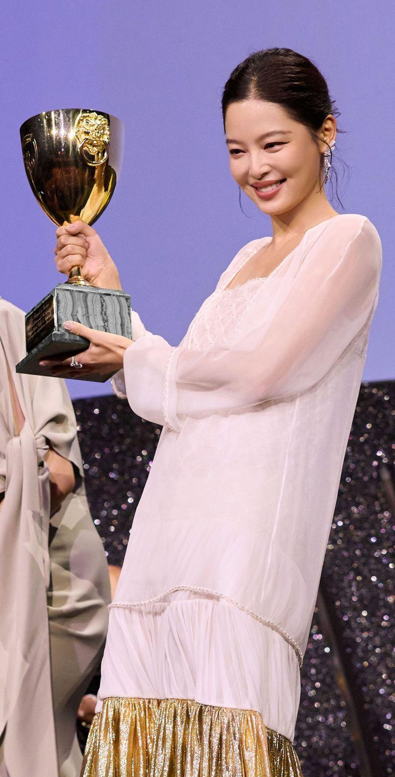 威尼斯新科影后辛芷蕾终于美梦成真。(取材自微博)