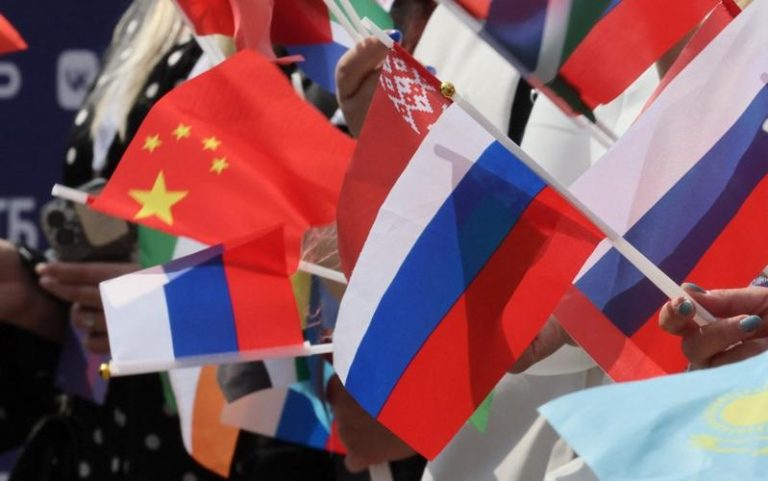中国正准备向俄罗斯主要能源公司重新开放国内债券市场，支持俄罗斯公司发行人民币「熊猫债」，这可能将是自2022年俄罗斯全面入侵乌克兰以来，俄企首次在中国融资，也反映中俄之间日益深化的外交和经济关系。路透