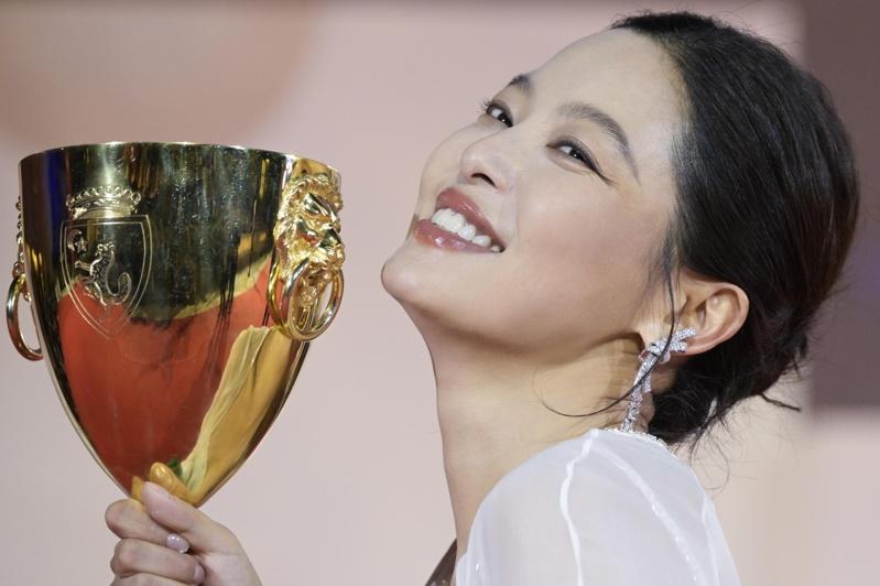中国女星辛芷蕾凭借导演蔡尚君作品「日挂中天」获颁威尼斯影展最佳女演员奖。(欧新社)