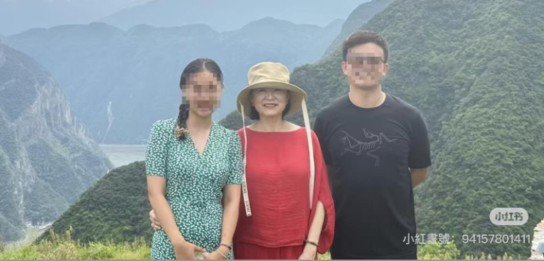 林青霞在中国巫山旅游，亲切和写生的民众合影。(取材自小红书)