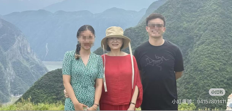林青霞在中国巫山旅游,亲切和写生的民众合影。(取材自小红书)