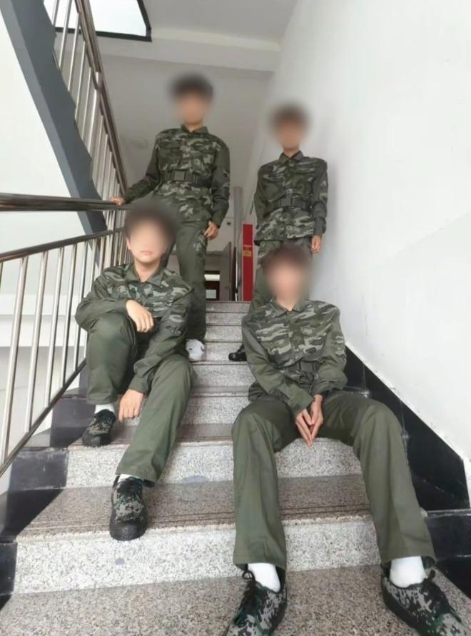 日前网友票选选出的军训服。(取材自极目新闻)