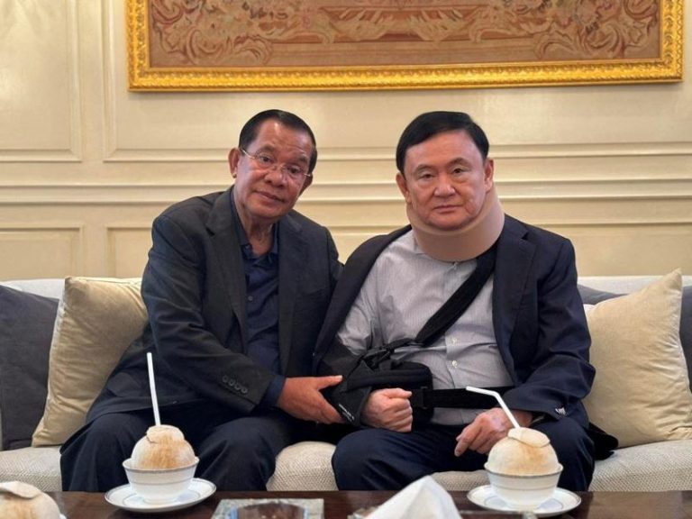 2024年2月，柬埔寨前总理洪森赴曼谷探望获假释的塔信。洪森后来爆料塔信是在装病逃避入狱，「拍照时他要了一些道具，颈托与护肘来装病。拍完后，他就脱掉这些去吃饭」。(路透)