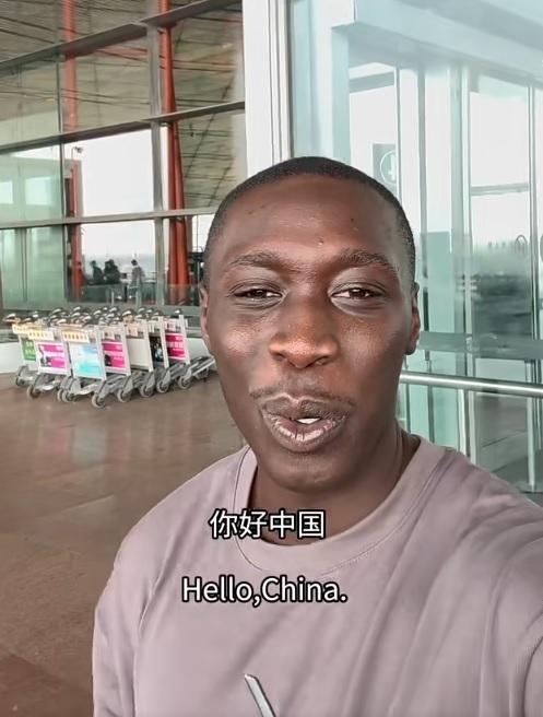 无语哥抵达中国。(视频截屏)