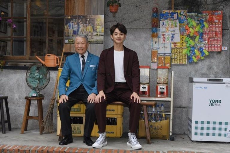 林义雄(左)曾与张轩睿演祖孙，一同为「用九柑仔店」复刻版快闪店开幕。(图／三立提供)