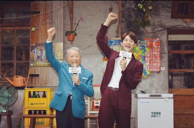 张轩睿（右）难忘义雄阿公的温暖。图／摘自脸书