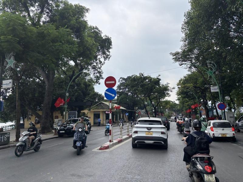 盘旋越南街道上空的电线令人眼花撩乱，近年河内政府高喊的电线地下化工程进度缓慢，许多电线离民宅相当近，带来安全隐忧。(中央社)