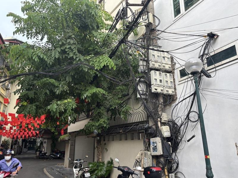 盘旋越南街道上空的电线令人眼花撩乱，近年河内政府高喊的电线地下化工程进度缓慢，许多电线离民宅相当近，带来安全隐忧。(中央社)