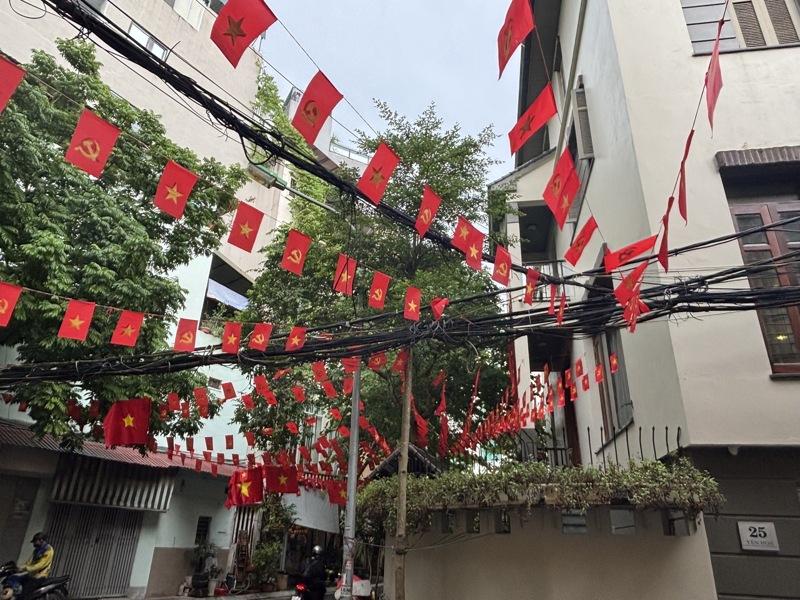 盘旋越南街道上空的电线令人眼花撩乱,近年河内政府高喊的电线地下化工程进度缓慢,许多电线离民宅相当近,带来安全隐忧。(中央社)