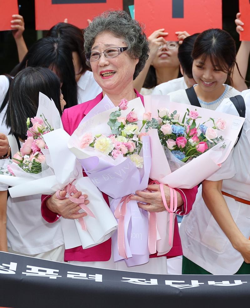 南韩79岁妇人崔末子61年前基于自卫,咬断性侵犯的舌头,于隔年被定罪。受到近年来MeToo运动的启发,崔末子决定申请重新审判,今天获法院改判无罪。欧新社