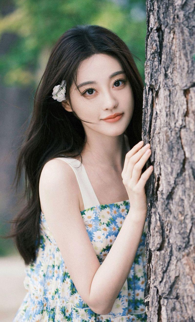 流量小花虞书欣是非多，传出担纲女主角的新剧「一念江南」想换掉她。(取材自微博)