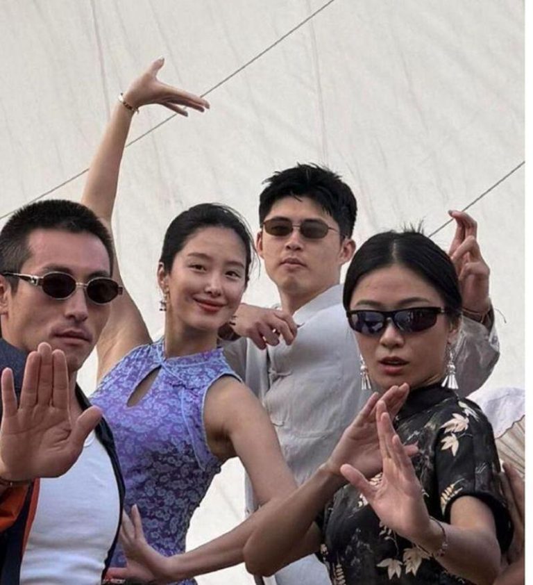 杨采钰（左二）晒出老公（右二）正脸合照。（取材自微博）