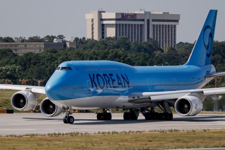 一架特别包机的大韩航空（Korean Air）波音747-8I飞机从乔州哈兹菲尔德-杰克逊亚特兰大国际机场(Hartsfield-Jackson Atlanta International)离开。欧新社