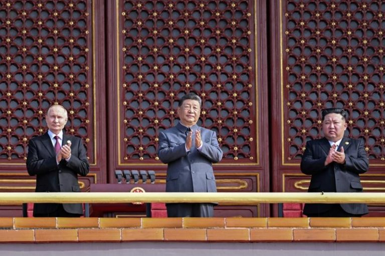 俄国总统普亭（左）、中国国家主席习近平（中）、北韩国务委员长金正恩（右），9月3日一同在天安门城楼观看阅兵。(美联社)