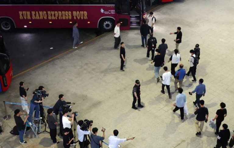 一周前在美国大举突袭中遭拘留的300多名韩国工人今天搭包机，在亲人掌声和热泪中回到仁川机场。欧新社