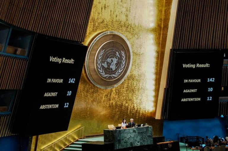 联合国大会今天通过一项决议，以142票赞成、以色列和美国等10票反对，以及12票弃权，获得通过支持推动以色列与巴勒斯坦「两国方案」。路透