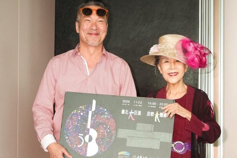 黄仲昆（左）和洪小乔为民歌大巨蛋演唱会造势。（记者林士杰／摄影）