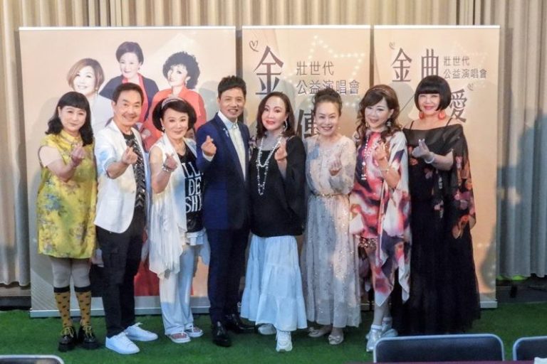 马妞（左起）、杨怀民、张琴、陈凯伦、金燕、金佩珊、刘明珠、大百合为银发族献唱。（图／陈凯伦影视工作室提供）