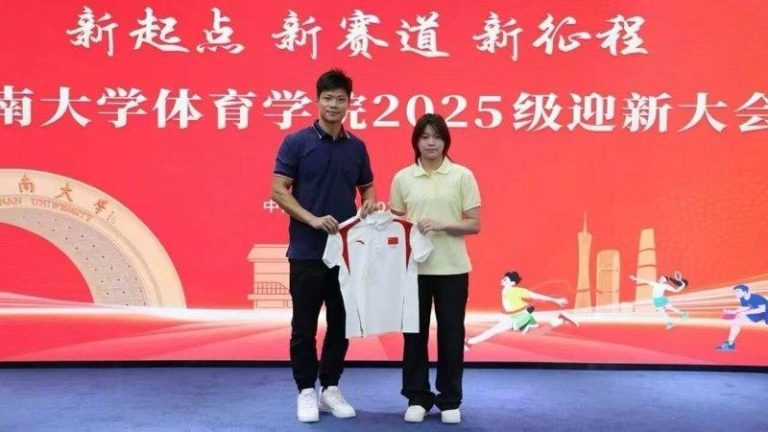 全红婵（右）在暨南大学体育学院迎新大会上与苏炳添合照。（取材自微博）