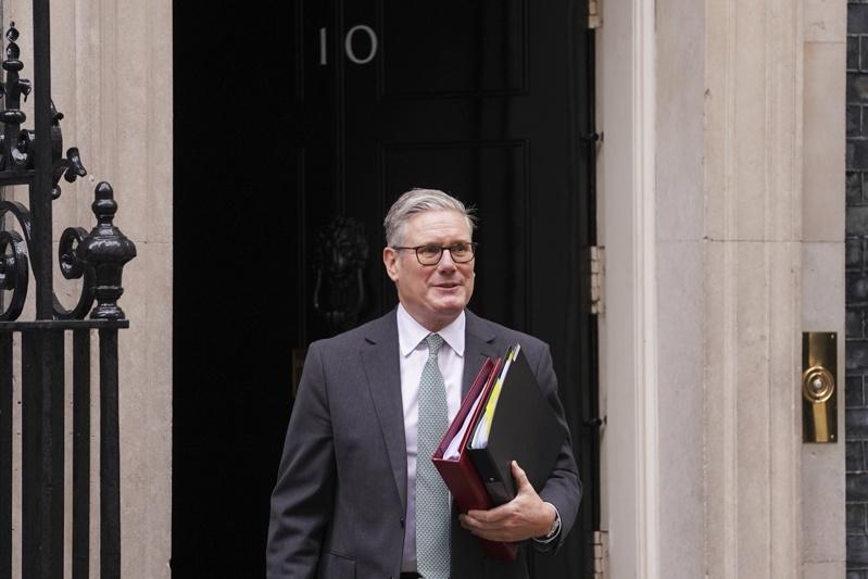 英国首相施凯尔10日离开唐宁街10号首相官邸，前往国会出席「首相答问」会议。(美联社)