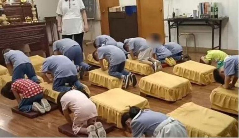 孩子们在幼儿园向「无生老母」等造像跪拜。（取材自中国反邪教网）