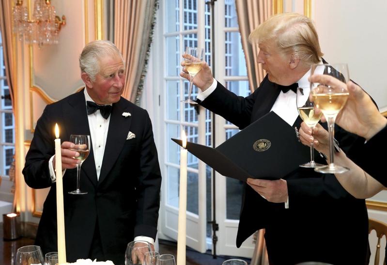 美国总统川普(右)2019年6月在美国驻英大使官邸向当时还是王储的英王查理三世(左)敬酒。(美联社)