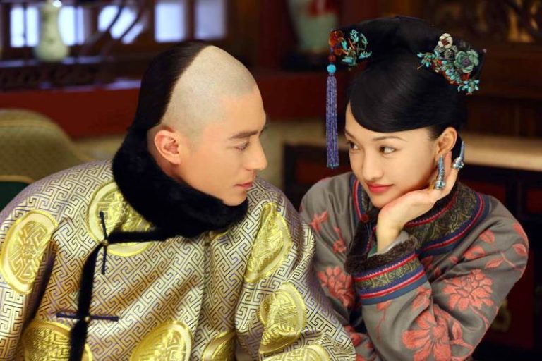 周迅(右)和霍建华合作演出「如懿传」。图／中天娱乐台提供