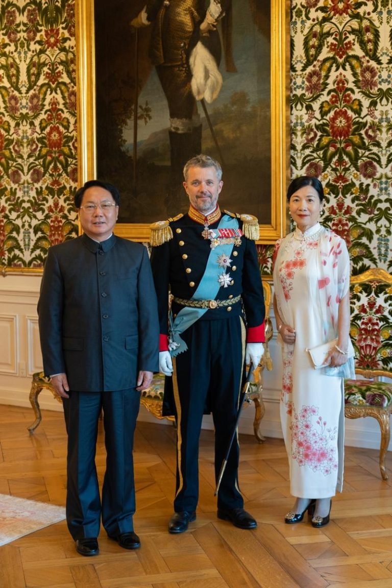 丹麦国王腓特烈十世（中）与中国驻丹麦大使王雪峰（左）和夫人童新2024年9月21日合影。新华社