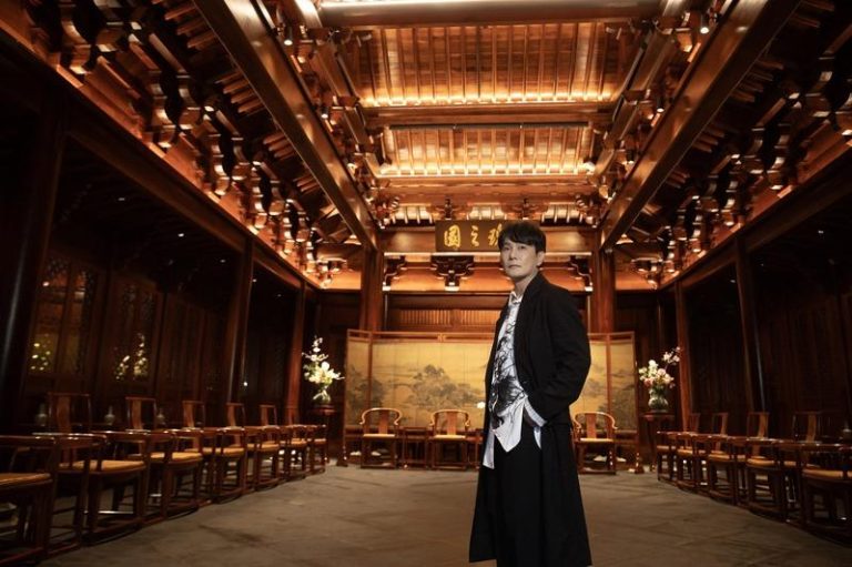 张信哲前进上海博物馆东馆拍MV。图／潮水音乐提供