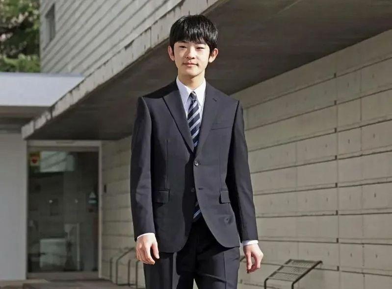 日本皇位第二顺位继承人悠仁亲王9月6日迎来19岁生日,并举办日本皇室时隔40年的男性皇族成年式。(路透)