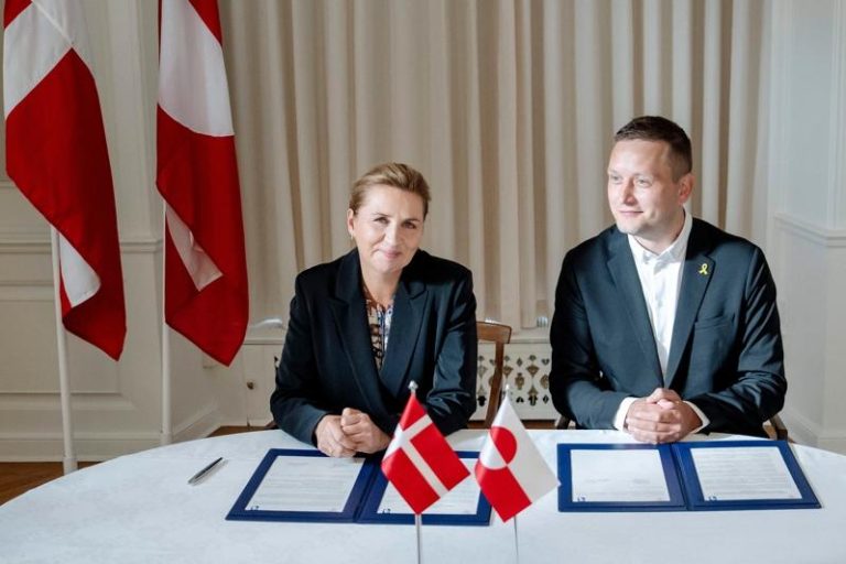 丹麦总理佛瑞德里克森（Mette Frederiksen，左）和格陵兰总理尼尔森（Jens-Frederik Nielsen，右）16日在丹麦哥本哈根出席发展当地基础建设的签署仪式。美联社